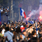 Los aficionados abarrotaron los Campos Elíseos antes de que Macron recibiera a los campeones y tras una noche en la que hubo bastantes incidentes por las celebraciones. EFE