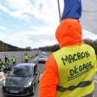 Chalecos amarillos protestan en una autopista francesa.