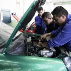 Unos estudiantes de Formación Profesional durante una de sus prácticas.