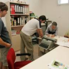 El goteo de aficionados no cesó durante toda la jornada en las oficinas de la Ponferradina