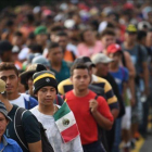 Inmigrantes hondureños, en la carretera que une las localidades mexicanas de Ciudad Hidalgo y Tapachula, el 21 de octubre del 2018.