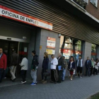 Cola de parados en una oficina de Empleo en Madrid el año pasado.