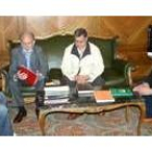 Un momento de la visita de los representantes de Caritas a la Diputación