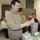 Amancio González realizando una escultura ante un grupo de enfermos.