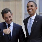 Nicolas Sarkozy da la bienvenida a Barack Obama a su llegada al Palacio del Elíseo en París