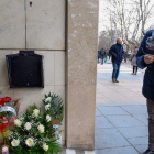 Imagen de un pequeño altar en una vivienda de Valladolid tras un asesinato machista. NACHO GALLEGO