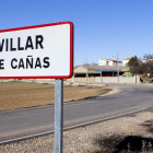 Un cartel indica la llegada a Villar de Cañas, pueblo elegido para albergar la sede del ATC.