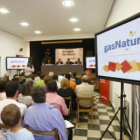 Un momento de la presentación ayer del suministro en la casa de cultura de Lorenzana