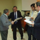José Miguel Palazuelo hace entrega del diploma a uno de los alumnos matriculados.