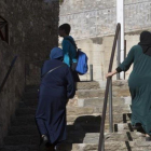 Dos madres acompañan a sus hijos al colegio en Ripoll, el pasado lunes.