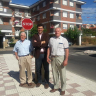 Felipe León y Cayo de Celis con el alcalde Manuel García.