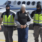Traslado de uno de los dos supuestos yihadistas detenidos en Ceuta.
