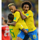 Neymar abraza a Paulinho tras el 1-0. POWELL