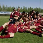 Los leoneses posan con la copa de campeón al término de la final