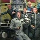 Olsen (vestido más claro) disfruta de su primer día de vuelo en la Estación Espacial Internacional
