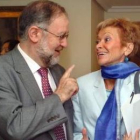 Fernando González Urbaneja con María Teresa Fernández de la Vega.