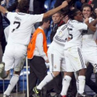 Raúl corre a celebrar con Higuaín el gol del argentino que sirvió para que el Madrid se llevara los