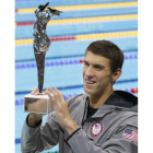 Phelps muestra exultande el trofeo que le acredita como el mejor nadador de todos los tiempos.
