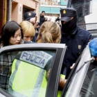 Efectivos de la Policía Nacional conducen a uno de los detenidos