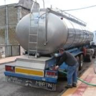 El camión cisterna cargando ayer su último viaje en la red de aguas de Villamanín camino de Casares