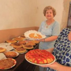 Dos de las participantes en el concurso de tortillas muestran orgullosas sus piezas.