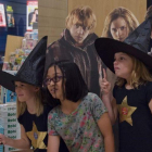 Fans de Harry Potter, la noche del sábado al domingo en Singapur, celebrando el lanzamiento mundial del nuevo libro de la saga del niño mago.