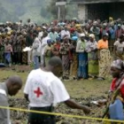 Desplazados esperan a recibir alimentos de la Cruz Roja, en Goma