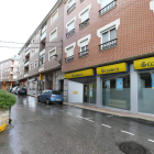 Oficinas de Correos en Cacabelos de la que depende una ruta que está en el ‘alero’. BARREDO