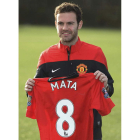 Juan Mata posa con la camiseta del Manchester United.