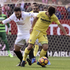 El defensa galo del Sevilla, Adil Ramí, disputa un balón a Trigueros, jugador del Villarreal. RAÚL CARO
