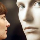 Una visitante observa una imagen de la galería holandesa Gabriel Rolt
