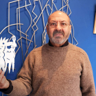 El artista leonés Esteban Tranche, que expone en Don Gutierre. CUEVAS