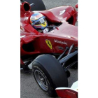 Alonso con su bólido en las pruebas en Valencia.
