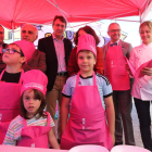 Los niños, con sombrero y delantal de cocinero, rodean al presidente de la Diputación. L. DE LA MATA