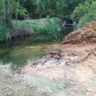 Una retroexcavadora removió el terreno en el lugar donde cayó el vehículo agrícola. DL
