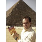 El escritor Javier Sierra ante la pirámide de Keops.