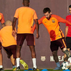 El entrenador del Barcelona junto a Messi durante un entrenamiento. ALEJANDRO GARCÍA