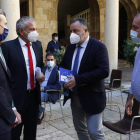 Eduardo Morán, en el centro, ayer en la Diputación. FERNANDO OTERO