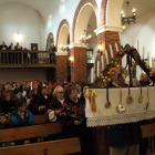 Momento en el que los vecinos cantan el ramo de Navidad en el interior de la iglesia.