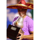 Nadal posa con su trofeo y un gran sombrero mexicano.