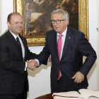 El presidente de la Unión Europea, Jean-Claude Juncker (d), firma el libro de visitas junto al primer ministro de Malta, Joseph Muscat (i), en el Castillo de Auberge en Valeta (Malta) este 11 de enero del 2017.