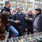 García Albiol y Maroto en un mercado en Hospitalet. QUIQUE GARCÍA