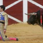 Jesulín de Ubrique ejecuta un desplante al toro en una actuación que generó vítores diversos