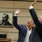 El presidente del PNV y el lendakari, Íñigo Urkullu, celebran la victoria electoral. LUIS TEJIDO