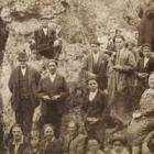 Paisanos de Valporquero junto a la entrada de la cueva, en los años veinte.