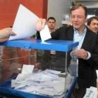 Antonio Silván, en el momento de introducir su voto en la urna