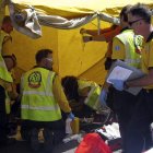 Los sanitarios intentan reanimar a la agente. El presunto asesino (abajo) ya ha sido detenido.