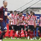Aritz Aduriz celebra con sus compañeros su gol marcado ante el Eibar. JUAN HERRERO