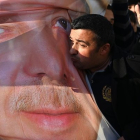 Un simpatizante de Erdogan besa una foto con la imagen del mandatario turco, en Estambul.
