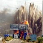 Un puente del sur del Líbano salta por los aires al ser alcanzado por la aviación israelí